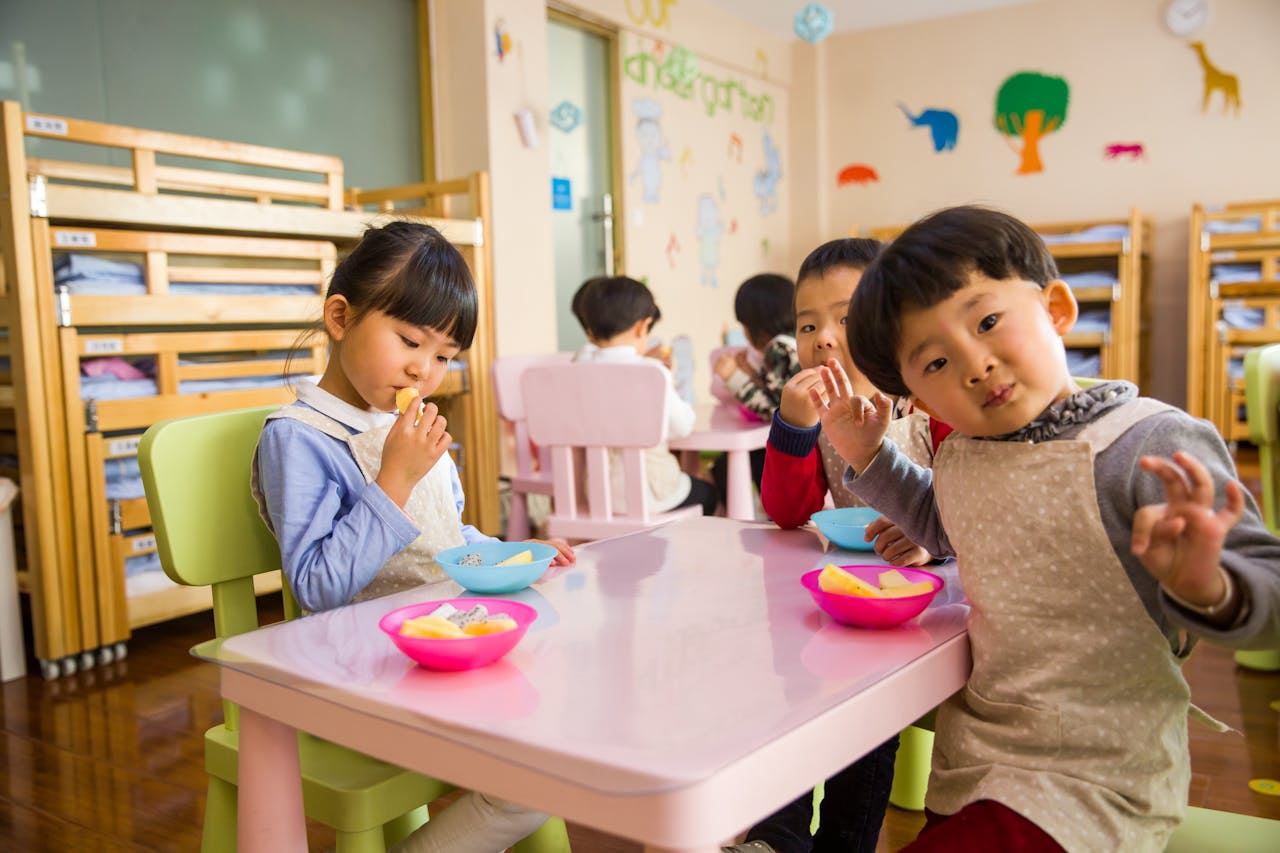 cara mengajarkan anak makan sendiri di usia 1 tahun